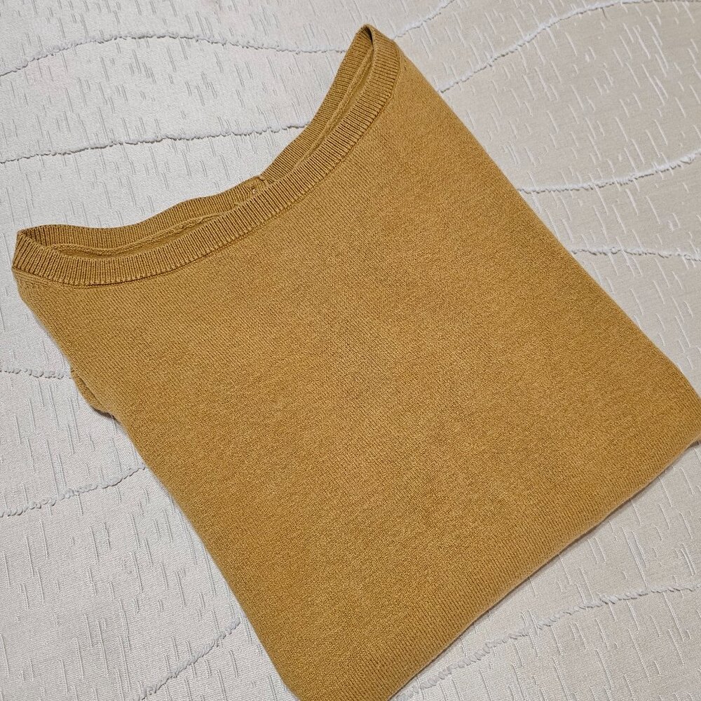 GOLD LONG SLEEVED SILK BLEND SWEATER w/ JEWEL NECK & 3 BUTTON ACCENT BACK SZ: S